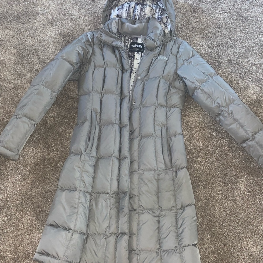 The North Face 550 Women's Long Puffer Coat in Light Gray